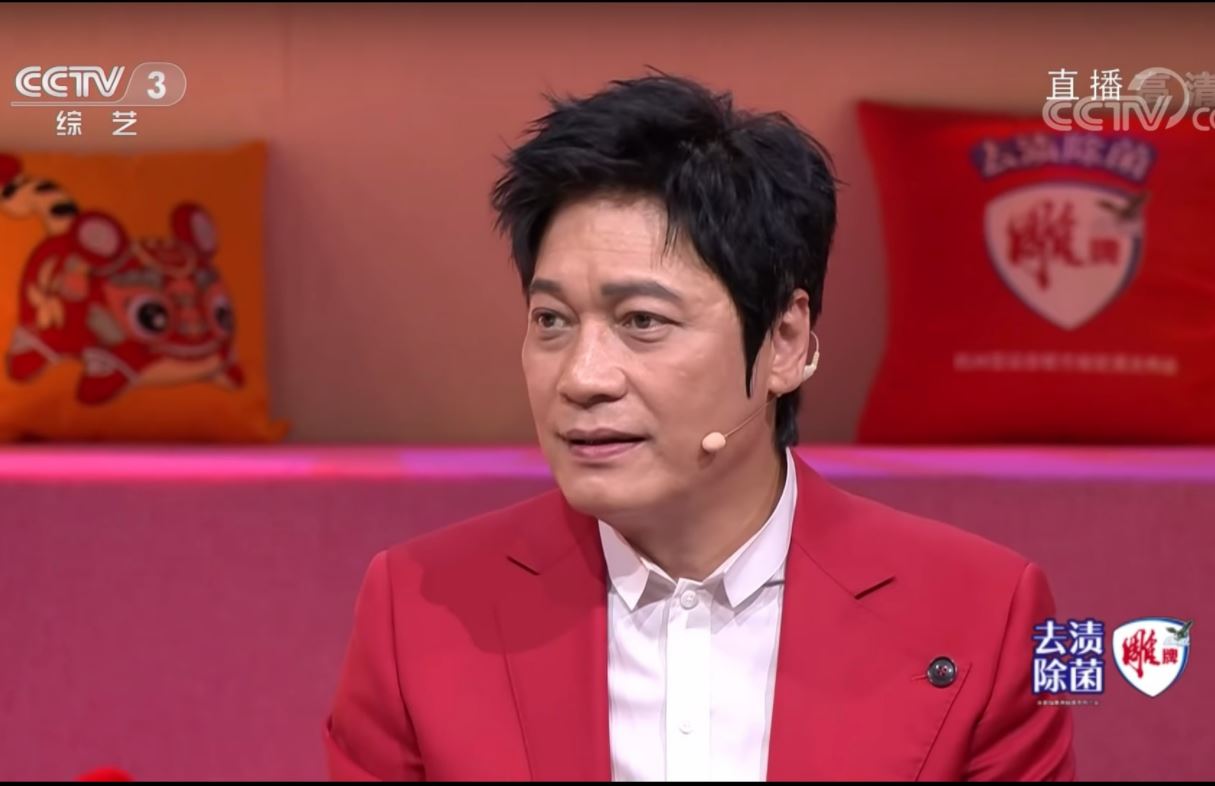 59岁罗嘉良顶大眼袋现身春晚　网叹岁月不饶人	