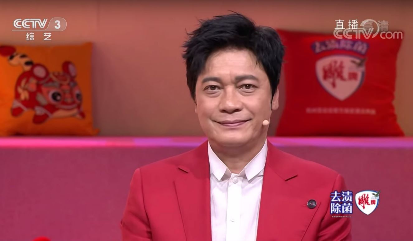 59岁罗嘉良顶大眼袋现身春晚　网叹岁月不饶人	