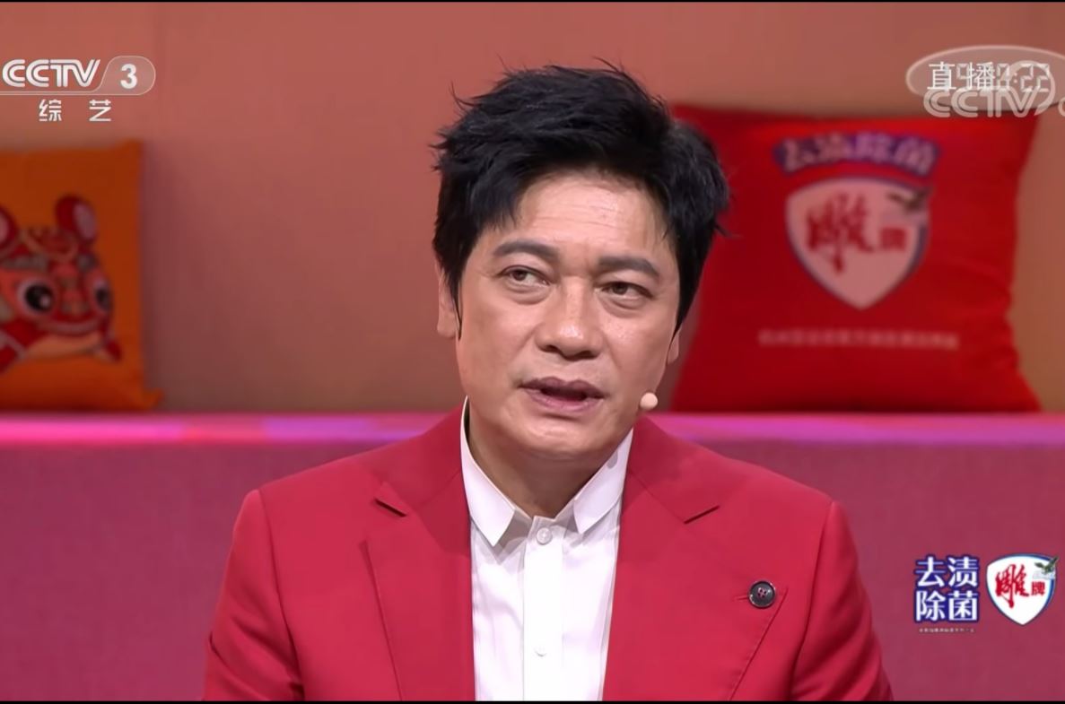 59岁罗嘉良顶大眼袋现身春晚　网叹岁月不饶人	