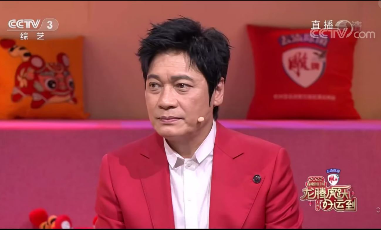 59岁罗嘉良顶大眼袋现身春晚　网叹岁月不饶人	