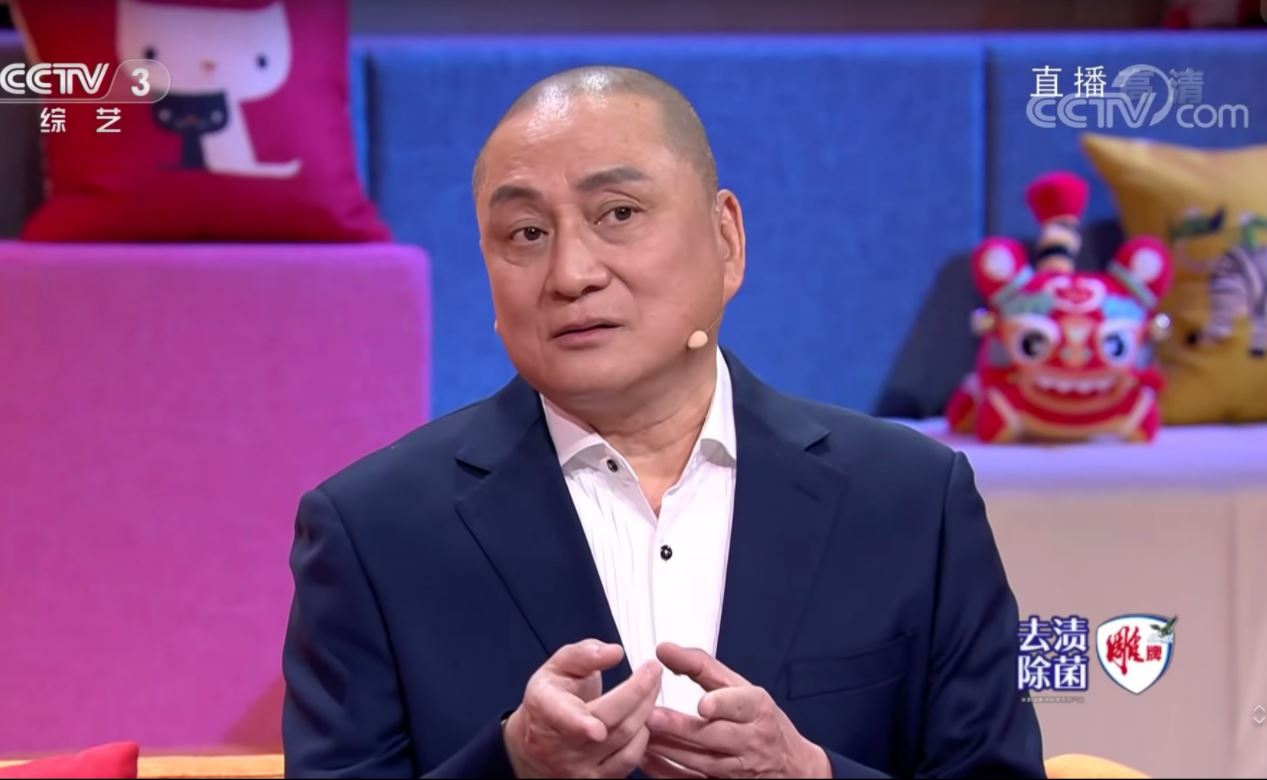 59岁罗嘉良顶大眼袋现身春晚　网叹岁月不饶人	