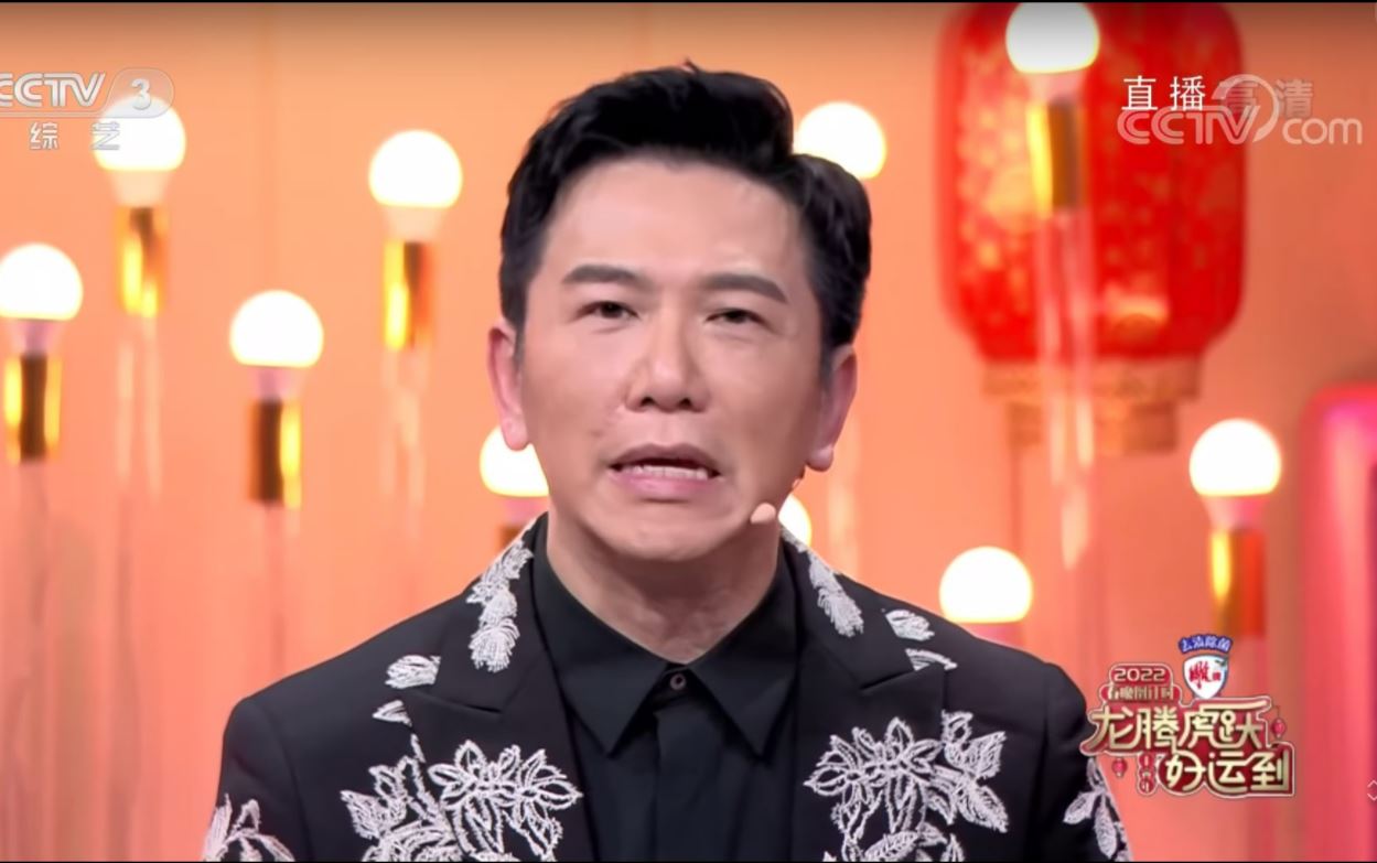 59岁罗嘉良顶大眼袋现身春晚　网叹岁月不饶人	