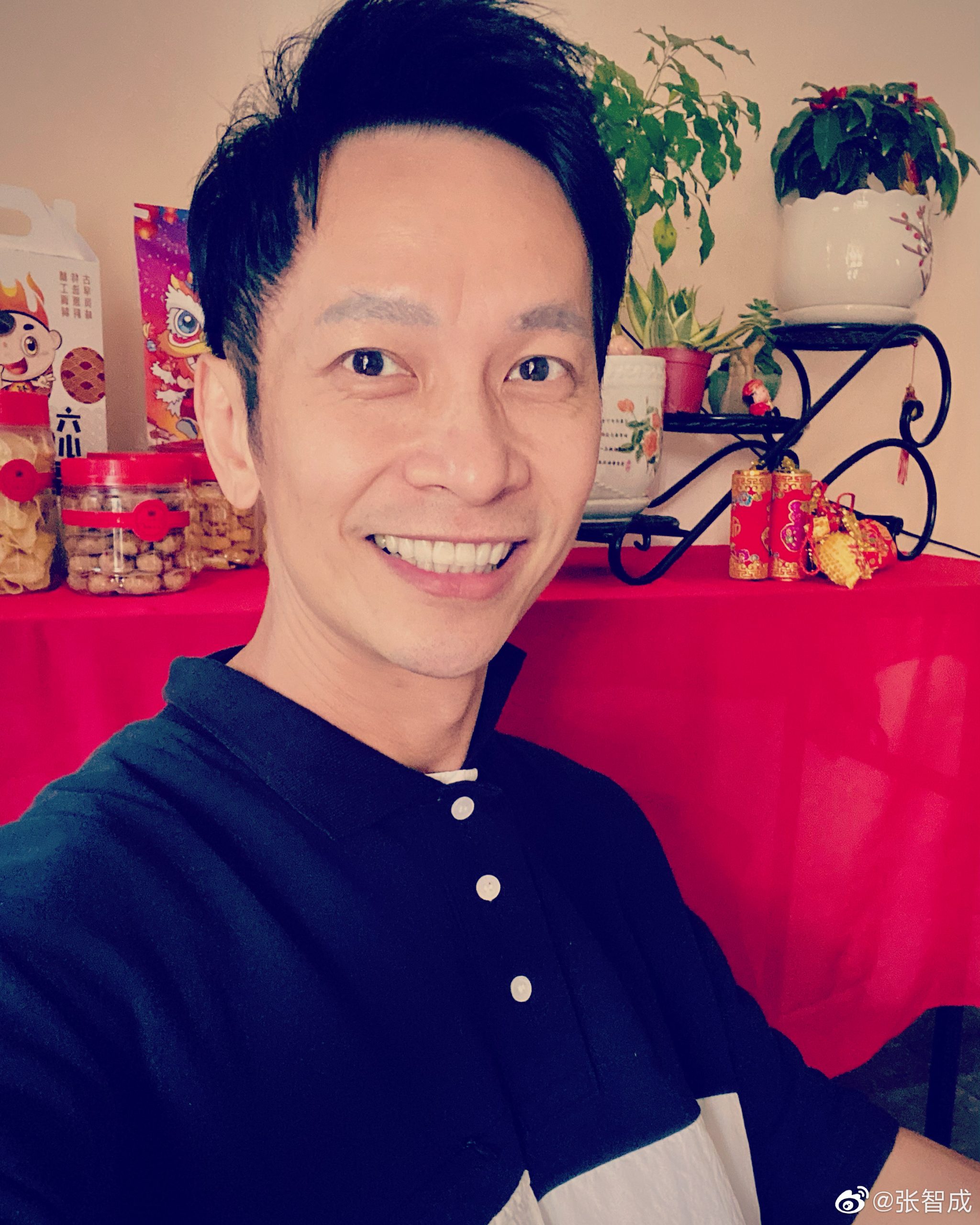 张智成晒暴瘦照贺年 网惊喊:多吃一点