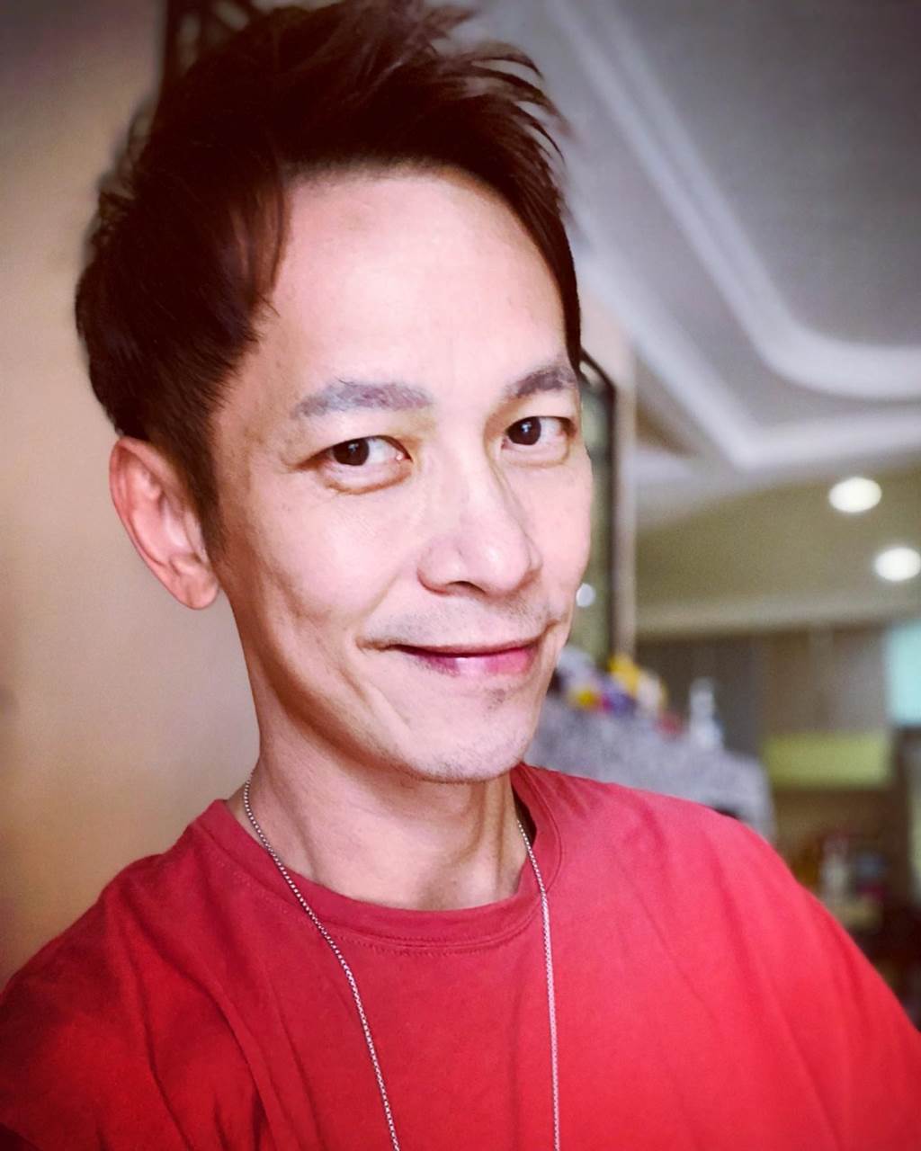 张智成晒暴瘦照贺年 网惊喊:多吃一点