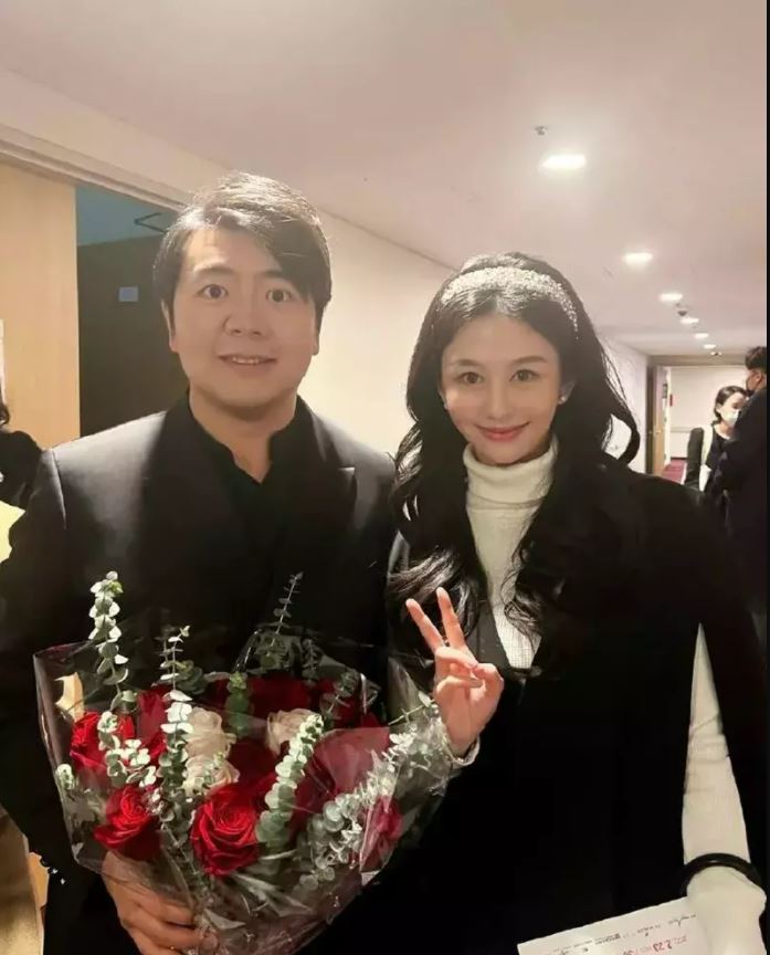 ​跨国追星   沈月吉娜同框一样美