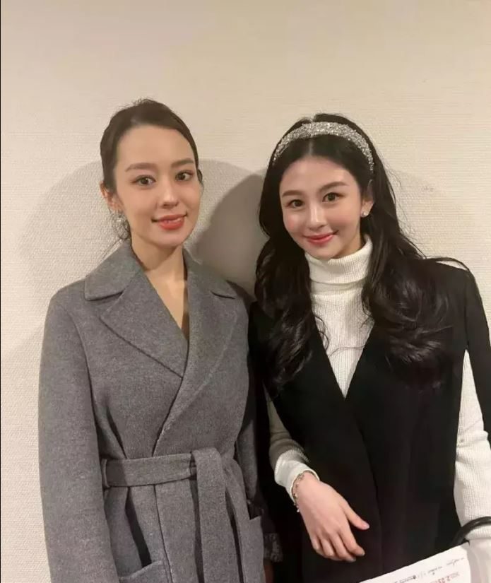 ​跨国追星   沈月吉娜同框一样美