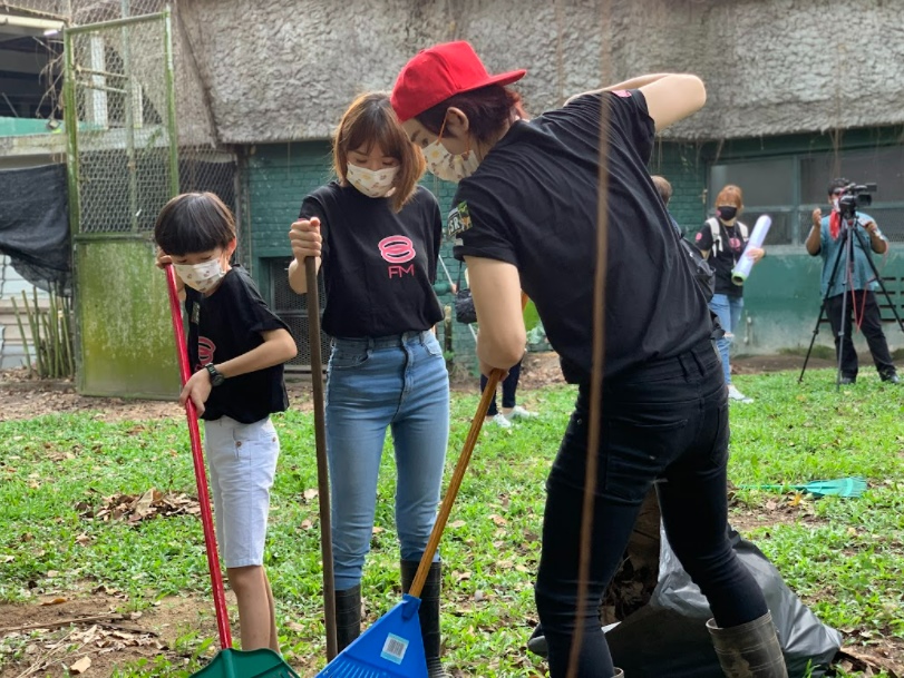 《8FM虎助虎爱 幼虎向前走》助养老虎 DJ主播当一日动物园管理员