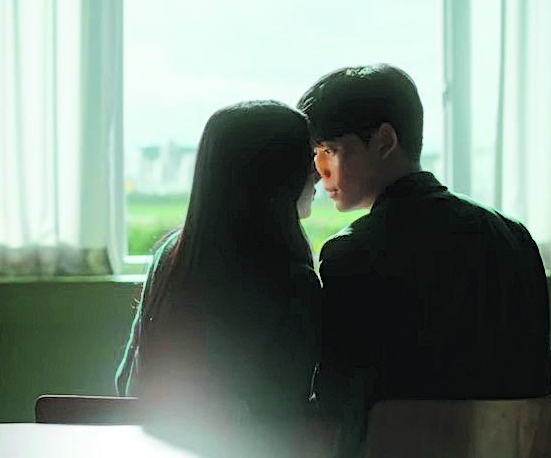 《僵尸校园》吻戏狂NG17次 罗门羞认:最珍惜这场戏