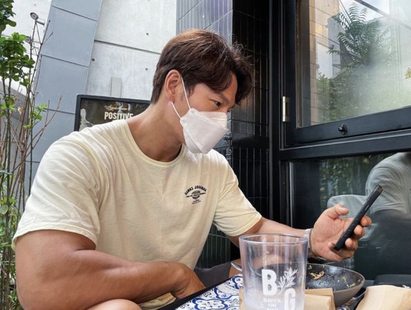 《RM》金锺国 池锡辰接种2剂无效确诊 紧急取消行程