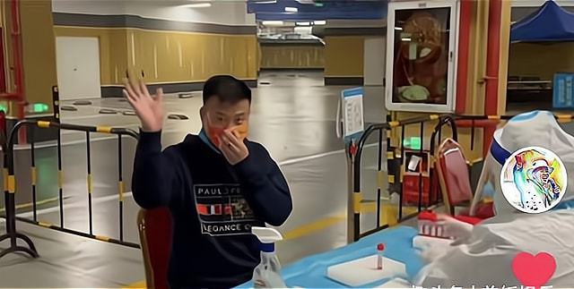 万梓良排队再做核酸 全程给自己加戏没人理？