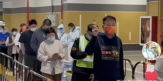 万梓良排队再做核酸 全程给自己加戏没人理？