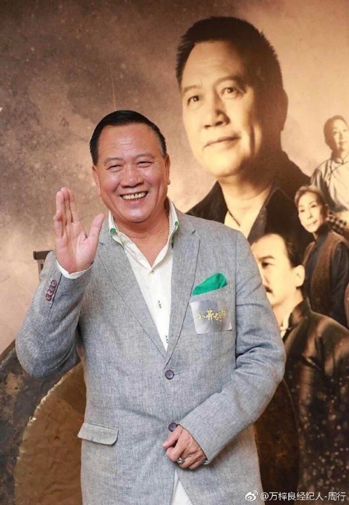 万梓良排队再做核酸 全程给自己加戏没人理？