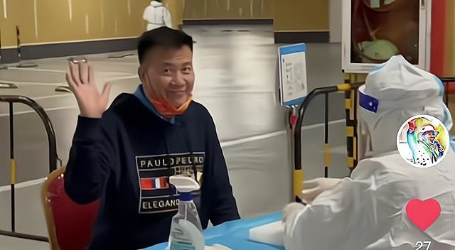 万梓良排队再做核酸 全程给自己加戏没人理？