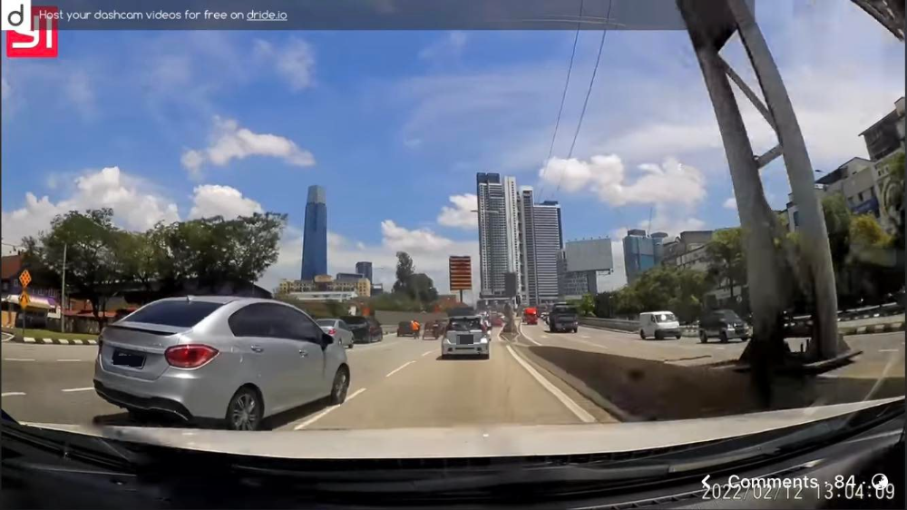 不开讯号灯换车道不果·狂妄司机开窗转手铐示威