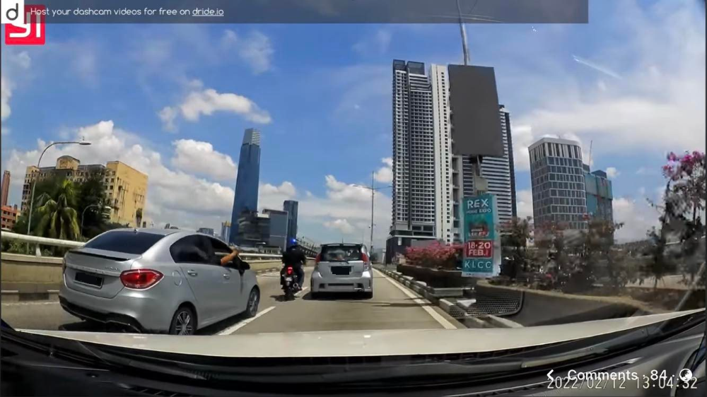 不开讯号灯换车道不果·狂妄司机开窗转手铐示威