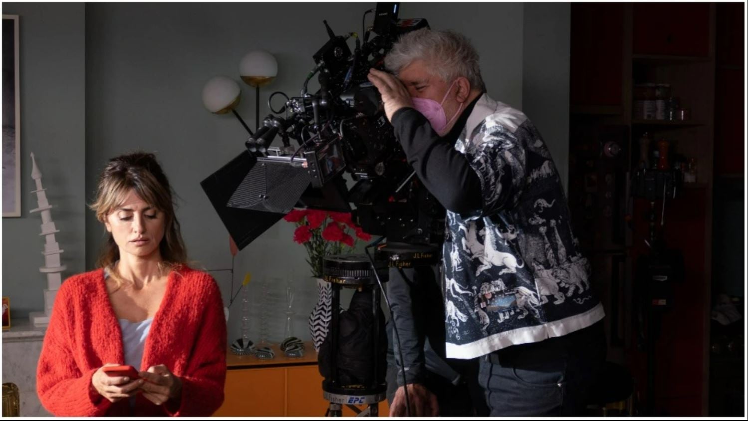 不认识名导艾慕杜华 汤贺兰被网嘲