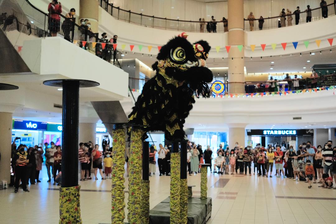 东:受冠病确诊病例破万影响,醒狮团广场首场高桩表演围观人潮大减。