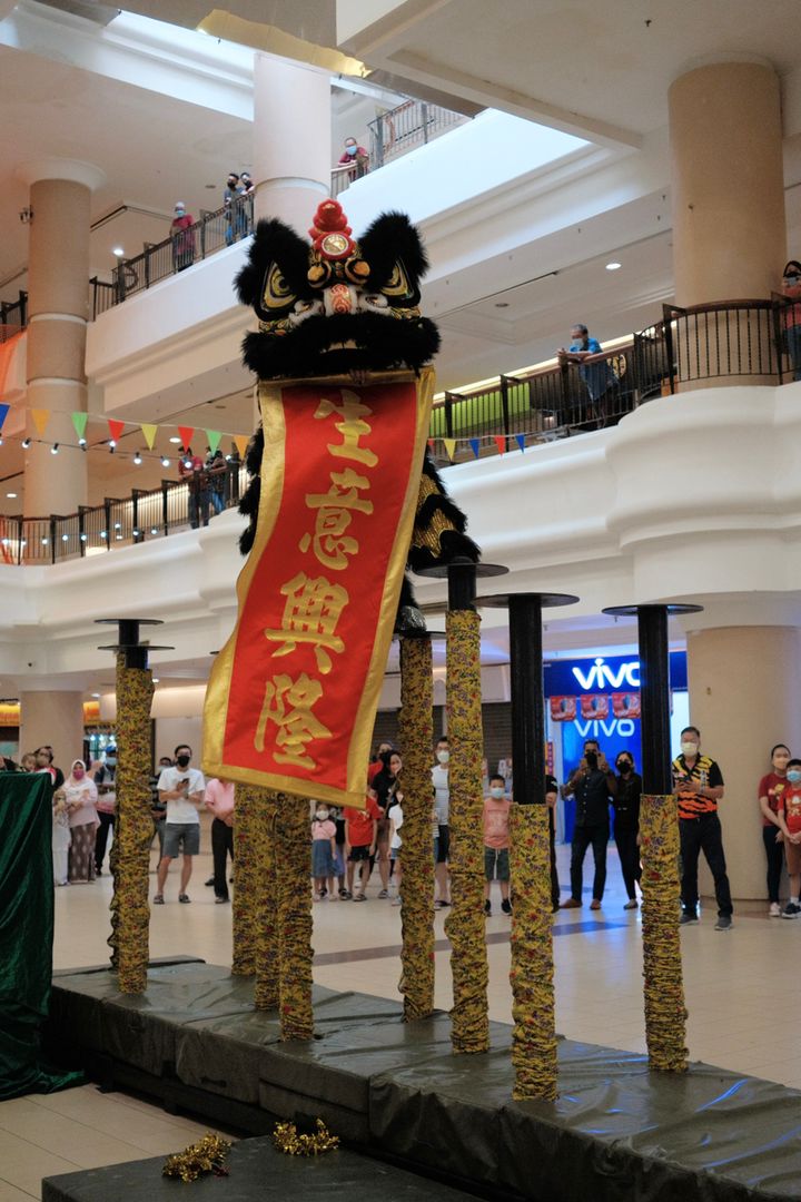 东:受冠病确诊病例破万影响,醒狮团广场首场高桩表演围观人潮大减。