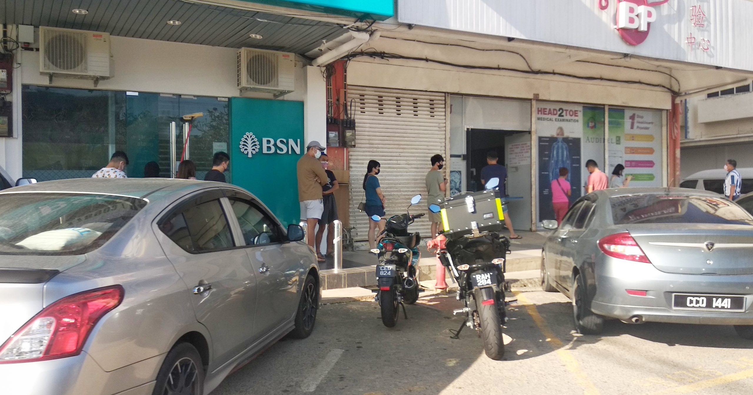 东：文德甲春节期间即传出爆发疫情事故，文德甲市区检验中心今早出现排长龙人潮。
