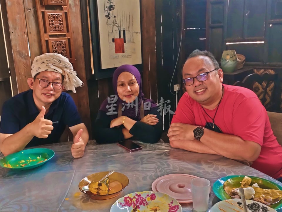 东：无心插柳柳成荫，因为冠病疫情在行管令期间意外成为网红的旅行社老板，时隔2年后终于顺利带团，而他这次设计的行程为吉兰丹深度旅游，让游客看到了丹州的多元性。