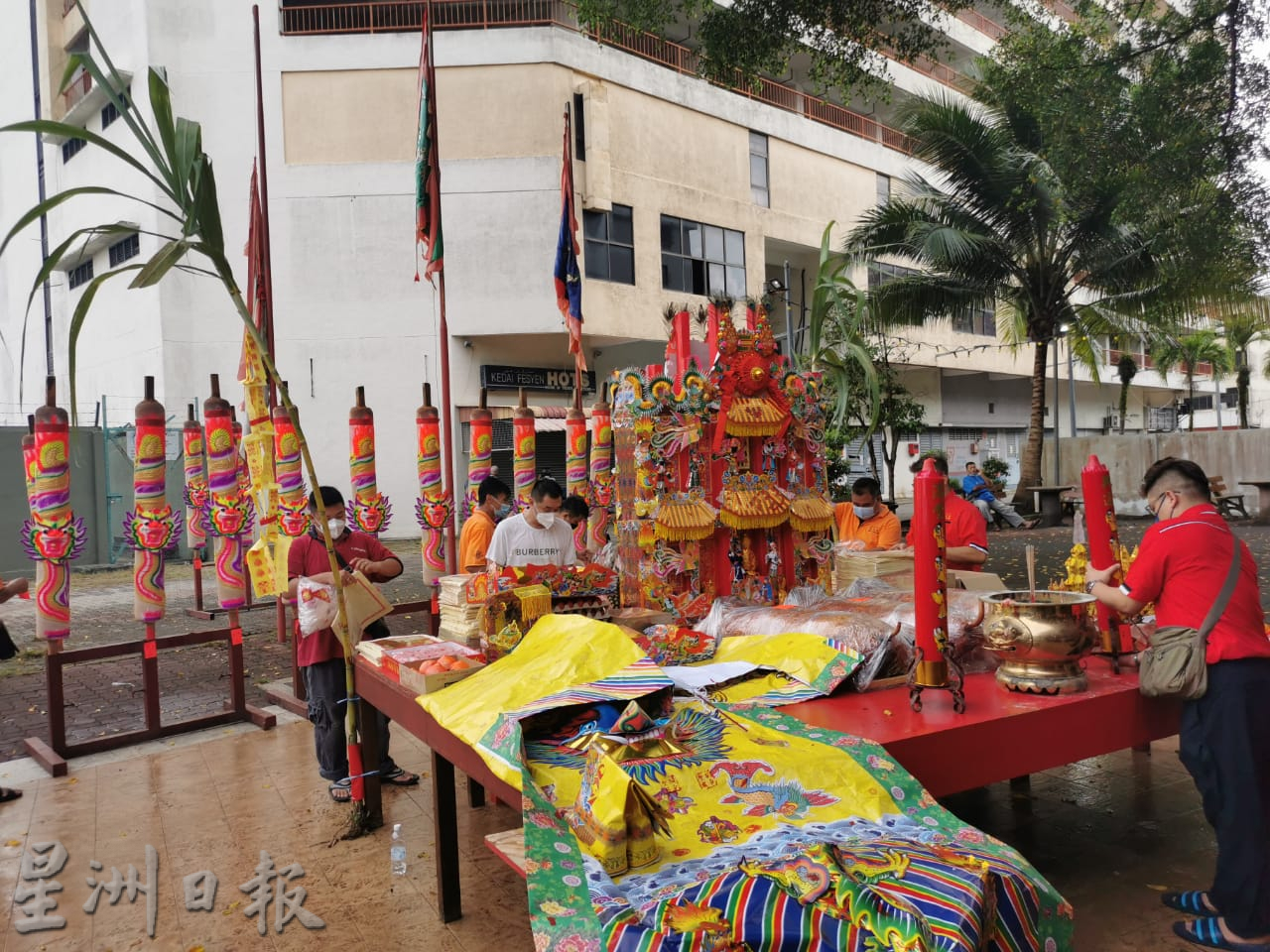 东:时隔一年,瓜登和安宫及关帝庙在政府放宽限制下,今年热闹庆祝天公诞。