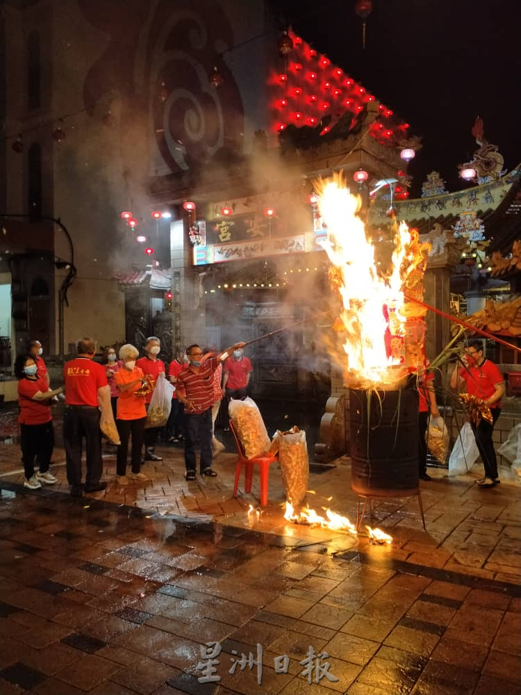 东：时隔一年，瓜登和安宫及关帝庙在政府放宽限制下，今年热闹庆祝天公诞。
