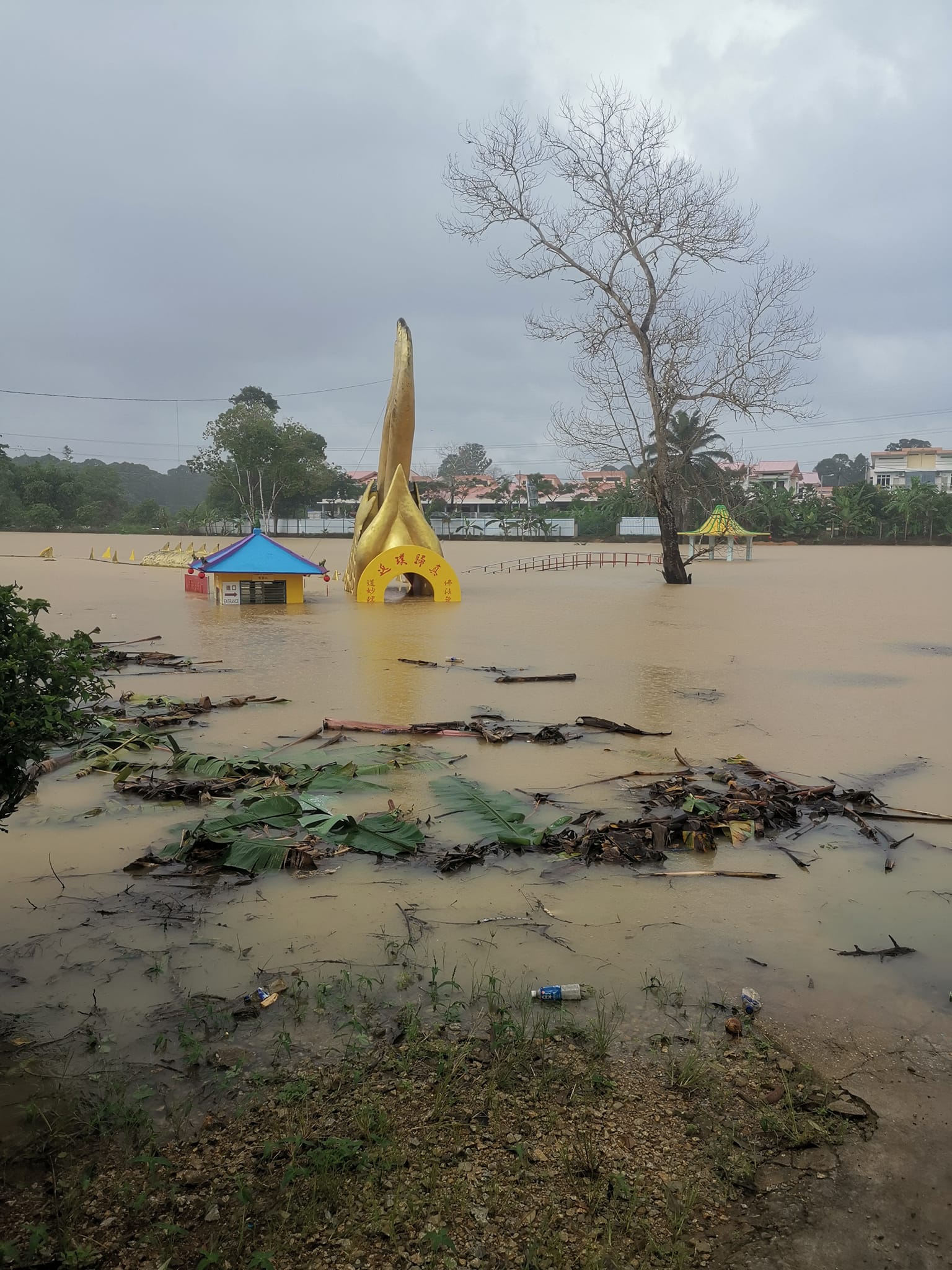 东:林明水灾消退中午恢复通车,昨天滞留游客已安全离开。