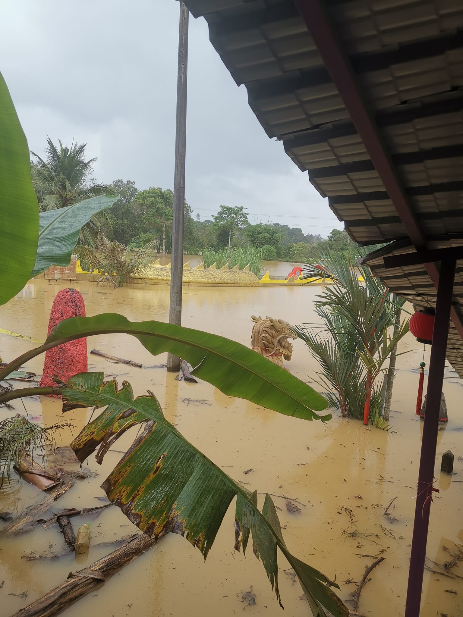 东:林明水灾消退中午恢复通车,昨天滞留游客已安全离开。