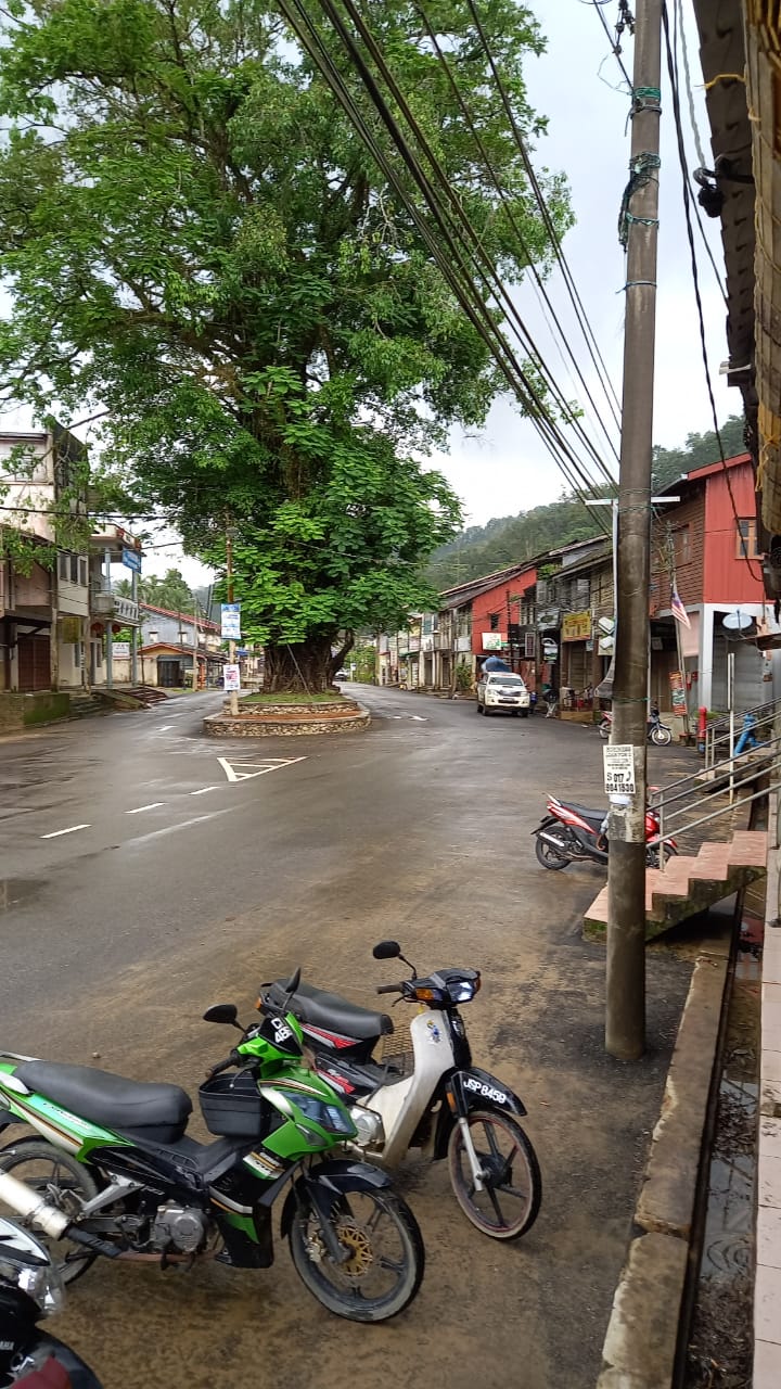 东:林明水灾消退中午恢复通车,昨天滞留游客已安全离开。