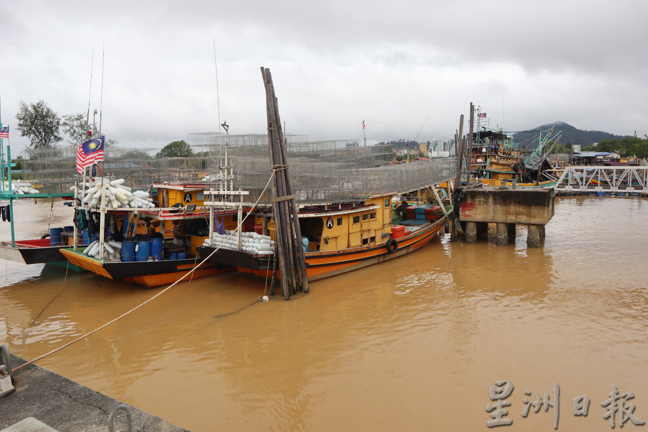 东:渔民无法出海,菜农无法耕种,2月下不停的雨让渔民及菜农好“难过”。