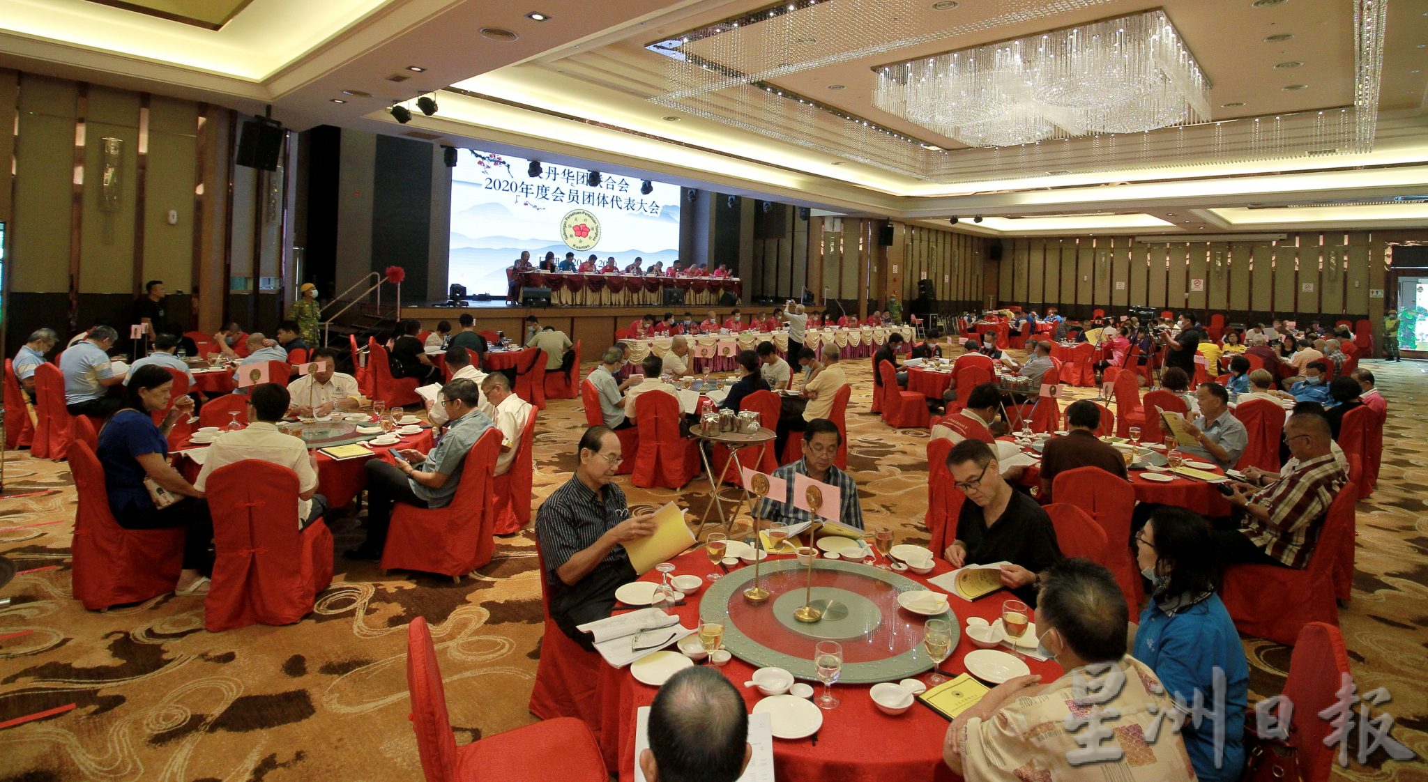 东:疫情严竣,大部份新春活动和聚餐取消。