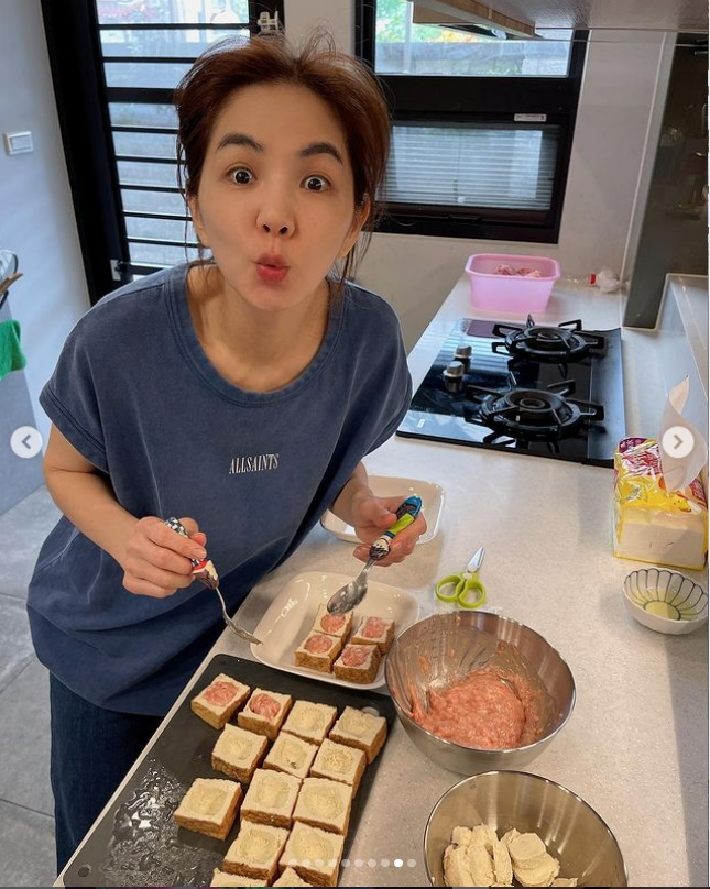 为老公煮家乡酿豆腐解乡愁 Ella年初二回娘家化身厨神