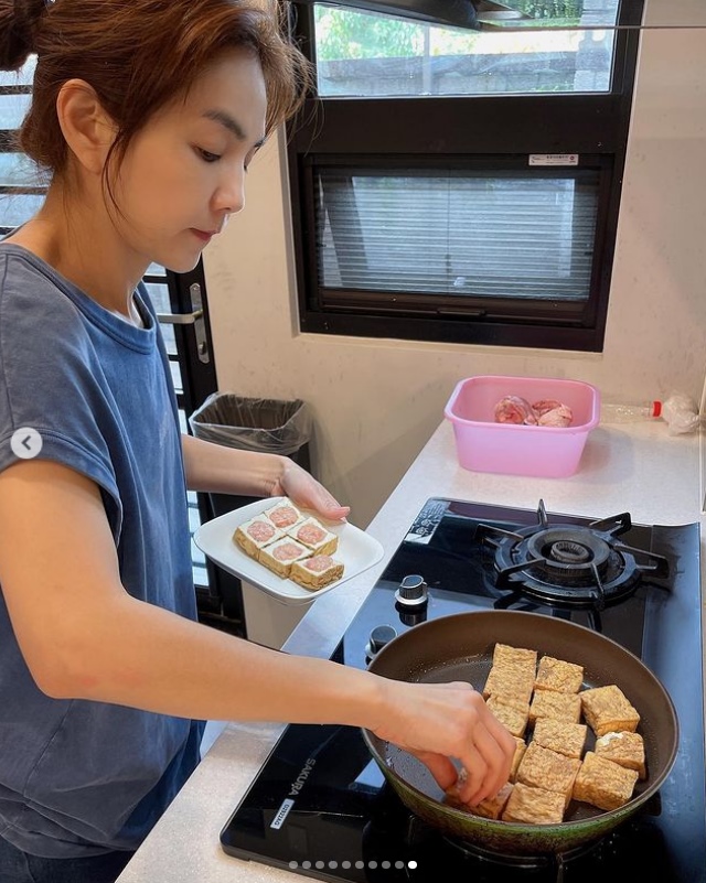 为老公煮家乡酿豆腐解乡愁 Ella年初二回娘家化身厨神