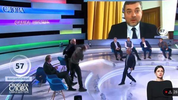 乌克兰政论节目变格斗直播　亲俄派议员遭“锁喉暴打”影片曝2
