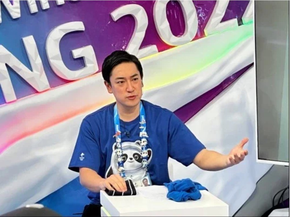 习近平：赠双胞胎孩子  摩亲王获一对冰墩墩