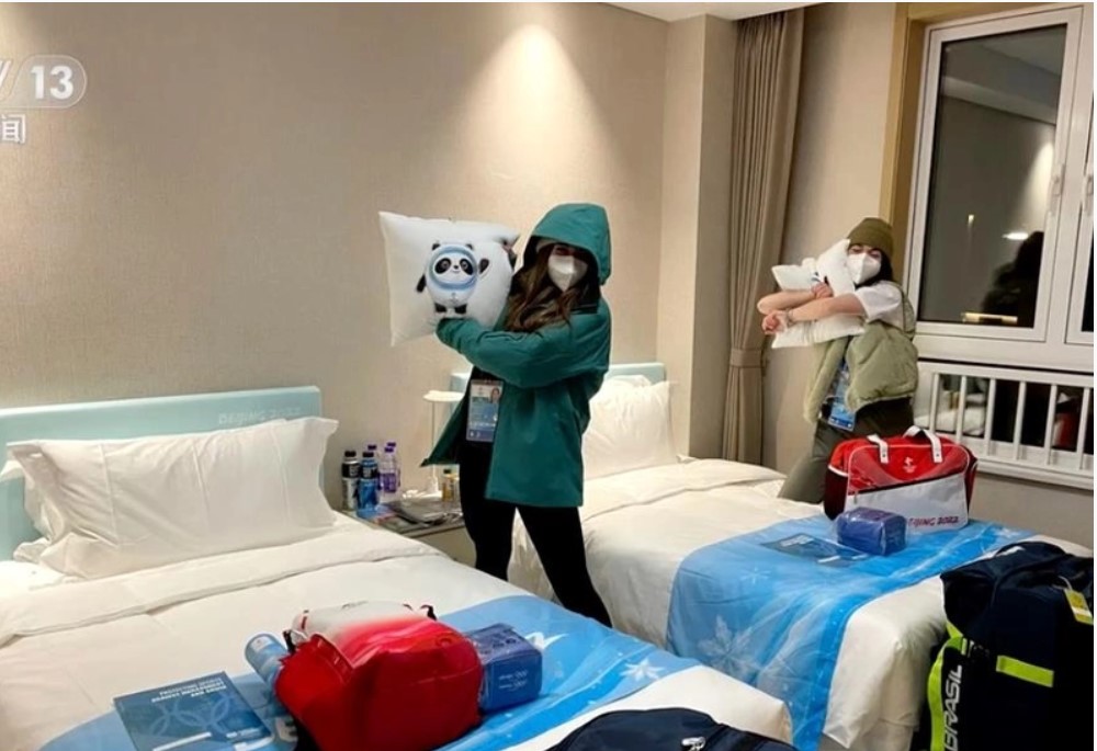 习近平：赠双胞胎孩子  摩亲王获一对冰墩墩