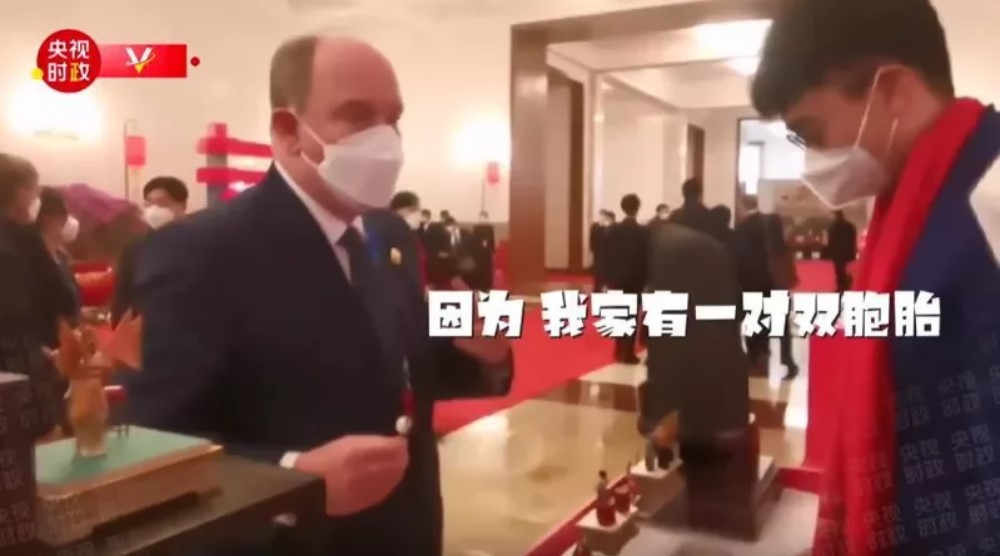 习近平：赠双胞胎孩子  摩亲王获一对冰墩墩