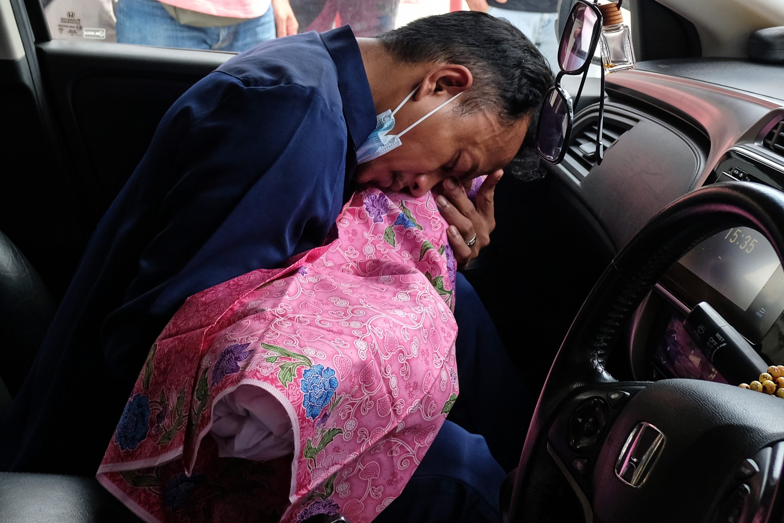 供星洲网：解剖证实女婴颈部受压致死，父亲：女儿在家不曾睡摇篮