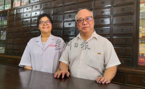 供fb:新年集稿：中医父女兵