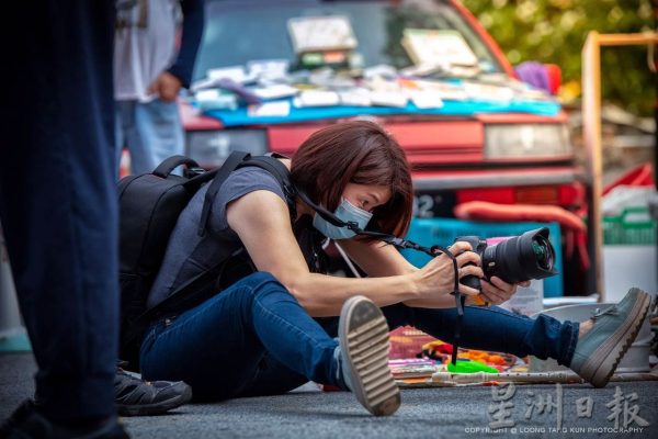 供fb/文员爱上人文纪实摄影,以快门记下故事