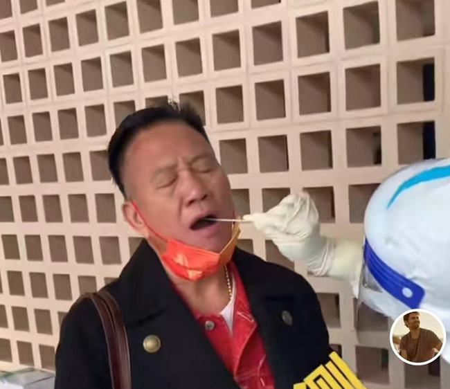 做核酸检测瘫倒沙发 万梓良健康引热议