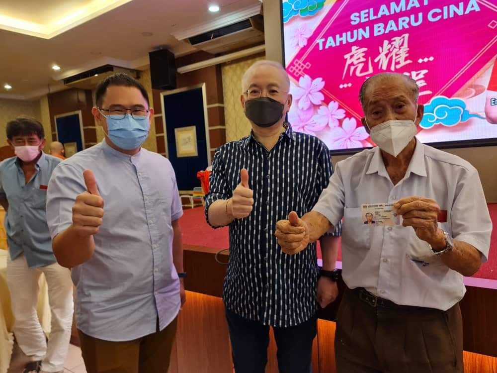 龄人士身体健、视力好,绝对符合更新驾照资格