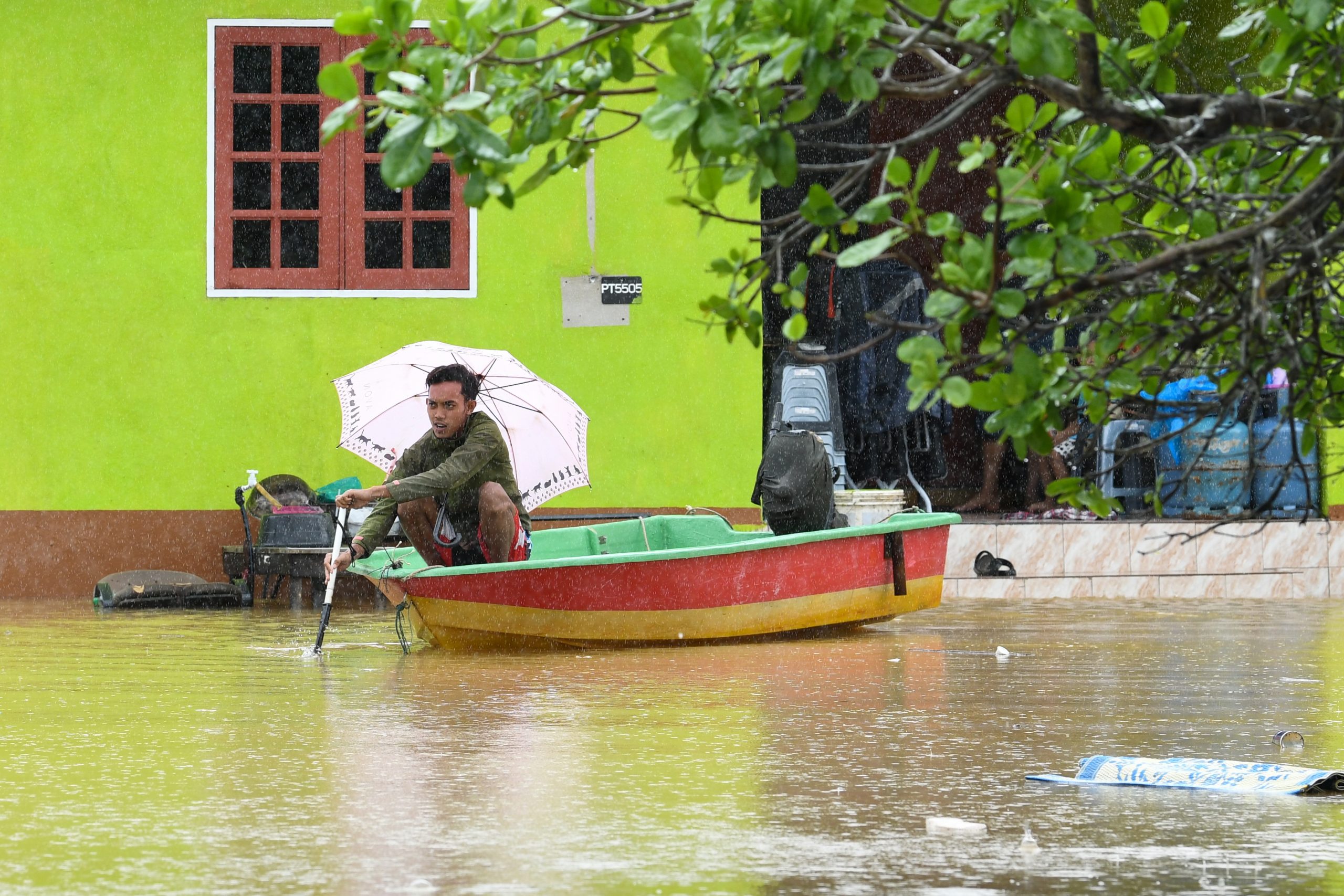 全:大雨下不停,登州水灾灾情恶化,至今5个县沦陷成为灾区,共有2598人受影响,暂时撤离家园到疏散中心。