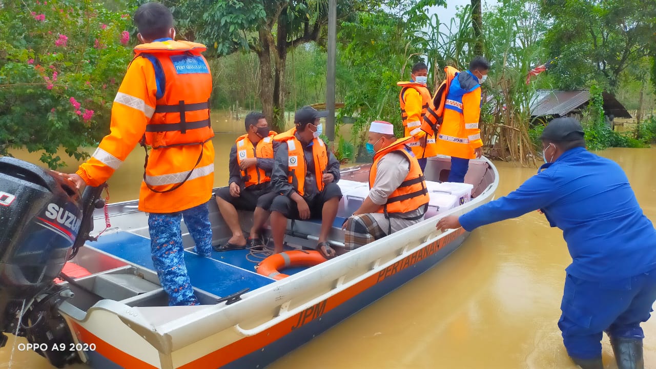 全:大雨下不停,登州水灾灾情恶化,至今5个县沦陷成为灾区,共有2598人受影响,暂时撤离家园到疏散中心。