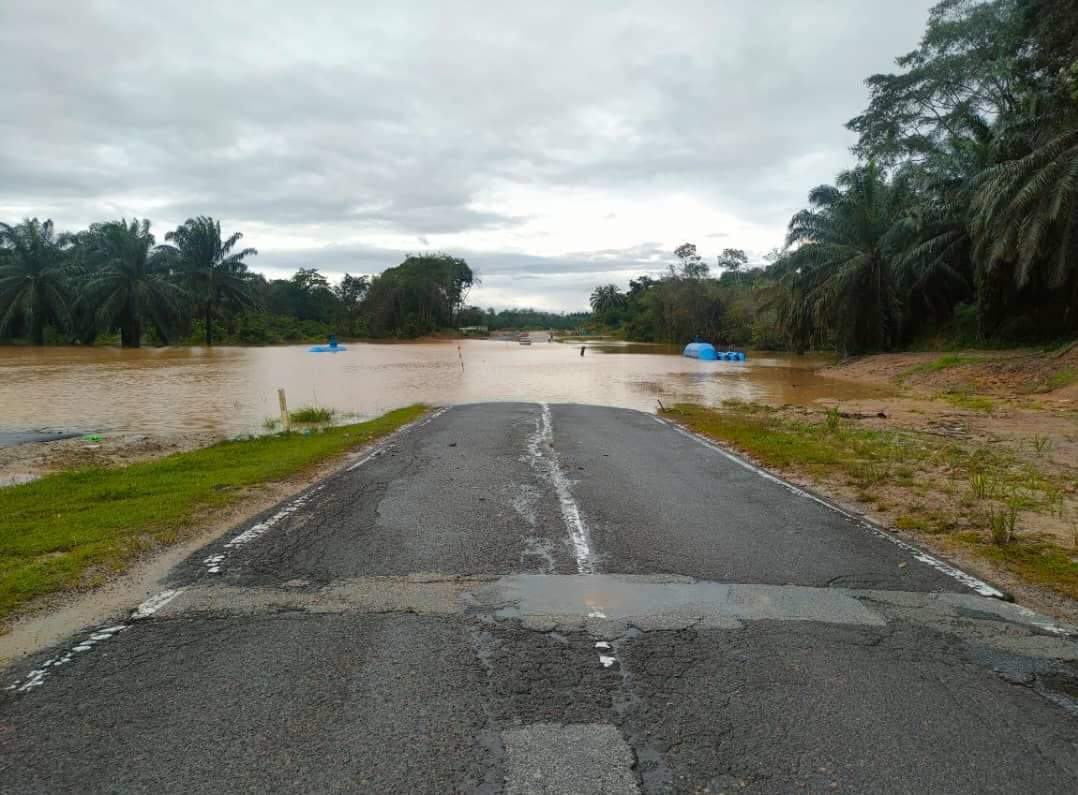 全:大雨下不停,登州水灾灾情恶化,至今5个县沦陷成为灾区,共有2598人受影响,暂时撤离家园到疏散中心。