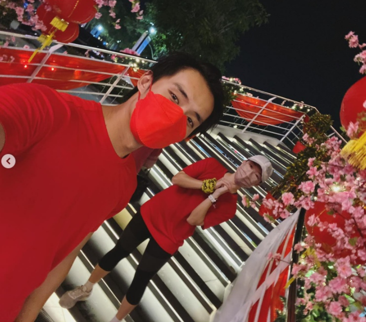 关萃汶虎年飘孕味 云镁鑫年初一跑不停