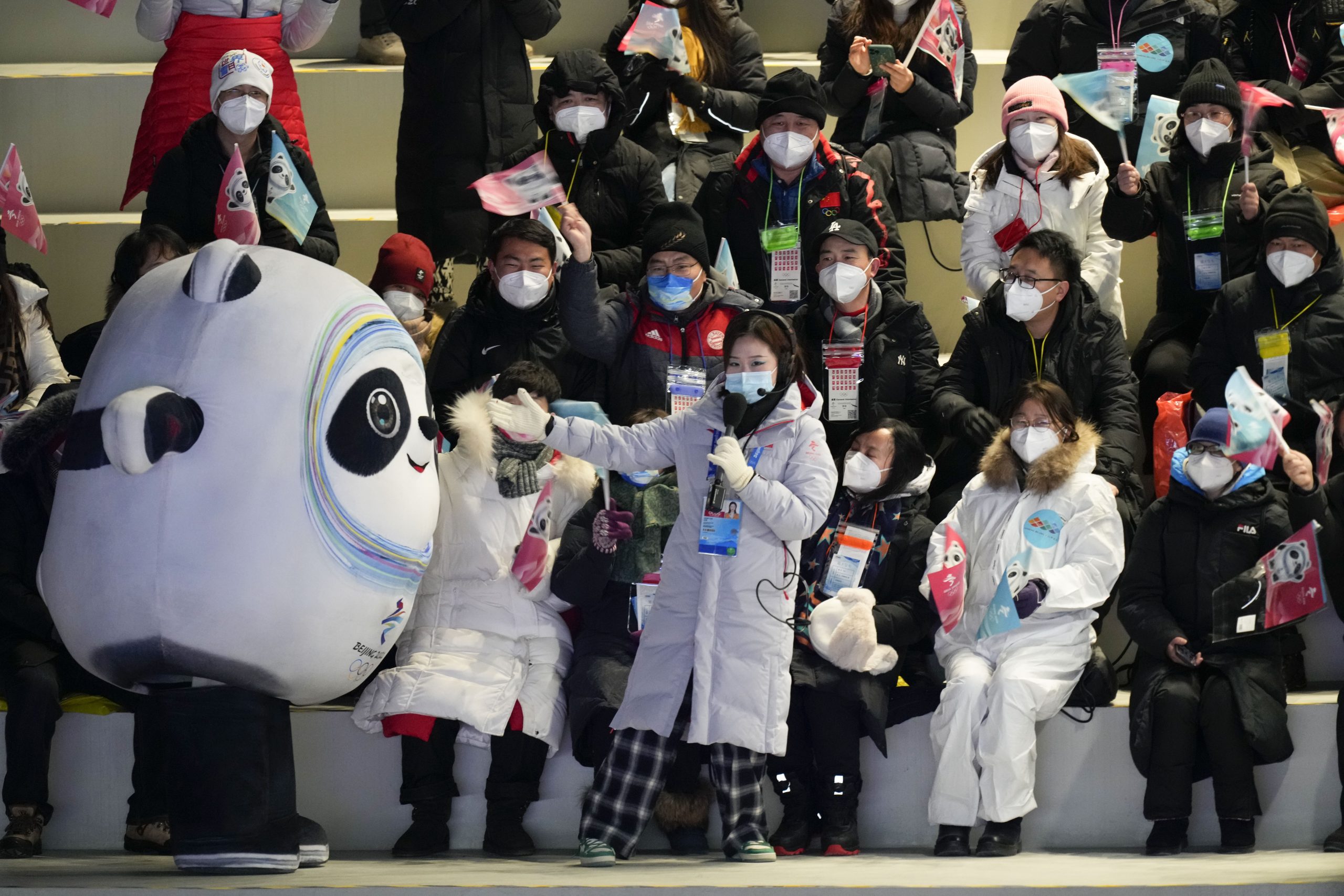 冬奥开幕最强“种草机”  冰墩墩 周边品 掀抢购                                 