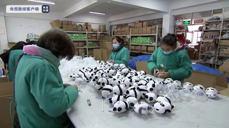 冬奥开幕最强“种草机”  冰墩墩 周边品 掀抢购                                 