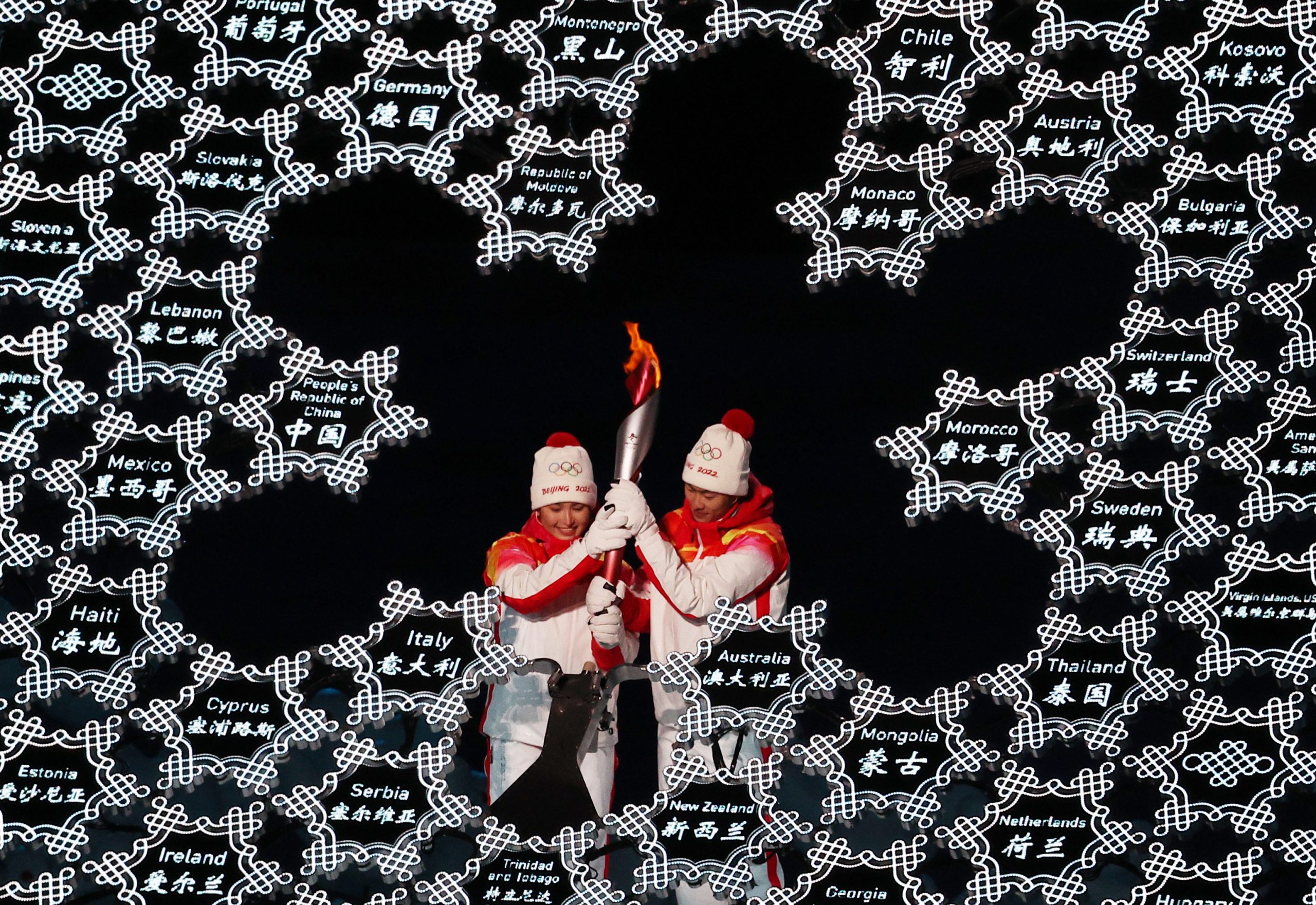 北京冬奥会 维族与汉族运动员共同点燃圣火