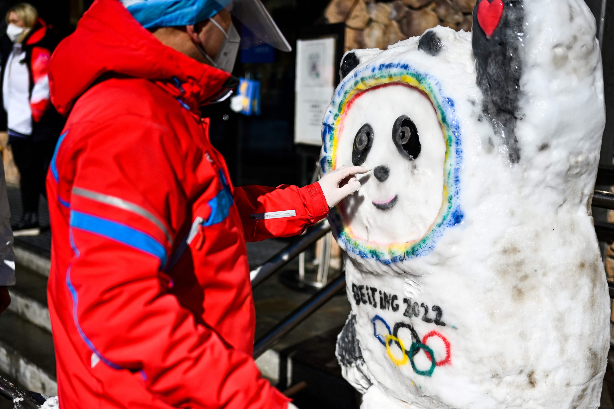   北京晋“寒冷周” 民众浪漫「冰墩墩」